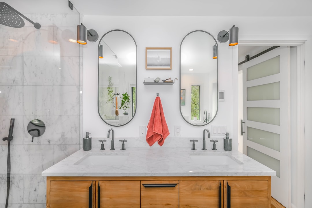 bathroom mirror steam moisture